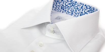 Lieferservice - Zahlungsmöglichkeiten: auf Rechnung - Gaiberg - Weißes Maßhemd mit besonderen blauen Blumenmustern im Kragen - Fine Cotton Company