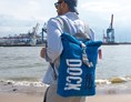 Geschäft: Den handgefertigten DOCK 10 Rucksack gibt es in zwei Größen - The Art of Hamburg - HAFEN ATELIERS GmbH