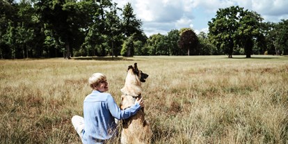 Lieferservice - Zahlungsmöglichkeiten: Sofortüberweisung - Brandenburg - Gründerin von Dog It Right, Trainerin für Menschen mit Hund, Coach & Autorin: Ulrike Seumel - Dog It Right