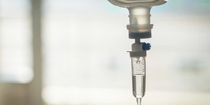 Lieferservice - 
In der Naturheilpraxis in Potsdam, geleitet von Heilpraktikerin Marina Hirsch-Sanders, werden innovative Behandlungen wie Drip Spa und Vitamininfusionen angeboten. Diese Therapien sind besonders geeignet, um Überlastung, Stress und Erschöpfung effektiv zu behandeln und das allgemeine Wohlbefinden zu steigern.
Drip Spa in Potsdam ist eine moderne Methode, bei der individuell abgestimmte Vitamin- und Mineralstoffinfusionen direkt in die Vene verabreicht werden. Diese Behandlung ermöglicht eine schnelle und effiziente Aufnahme wichtiger Nährstoffe, was bei Stress, Müdigkeit oder Erschöpfung sehr hilfreich sein kann.
Indikationen für eine Drip Spa Behandlung bei der Heilpraktikerin in Potsdam umfassen unter anderem:
Überlastung und Erschöpfung
Stress und Burnout-Symptome
Mangel an Energie und Vitalität
Unterstützung bei Regeneration nach Krankheit oder intensiver Belastung
Verbesserung des allgemeinen Wohlbefindens
Vorteile der Vitamininfusionen bei Frau Hirsch-Sanders sind unter anderem:
Schnelle Nährstoffaufnahme direkt ins Blut
Effektive Unterstützung bei Stressabbau und Energieaufbau
Individuell abgestimmte Infusionen für die jeweiligen Bedürfnisse
Sanfte und natürliche Methode zur Steigerung des Wohlbefindens
In ihrer Naturheilpraxis nutzt Frau Hirsch-Sanders neben der Bioresonanzdiagnostik auch naturheilkundliche Verfahren, um die Ursachen von Erschöpfung und Stress zu erkennen und gezielt zu behandeln.
Wenn du in Potsdam nach einer erfahrenen Heilpraktikerin suchst, die sich auf moderne Therapien wie Drip Spa und Vitamininfusionen spezialisiert hat, bist du bei Marina Hirsch-Sanders genau richtig. Für weitere Informationen oder einen Termin stehe ich dir gern zur Verfügung! - Marina Hirsch-Sanders - Vitamininfusionen in Potsdam / Wilmersdorf - Bioresonanztherapie auch bei Diabetes mellitus