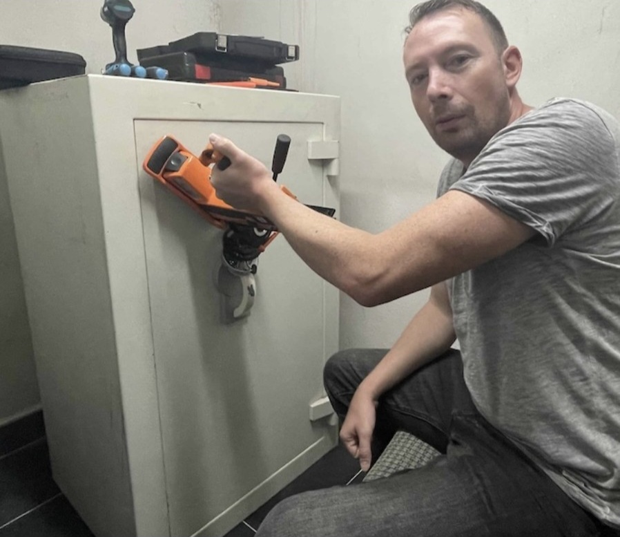 Geschäft: Tresoröffnung Breuer