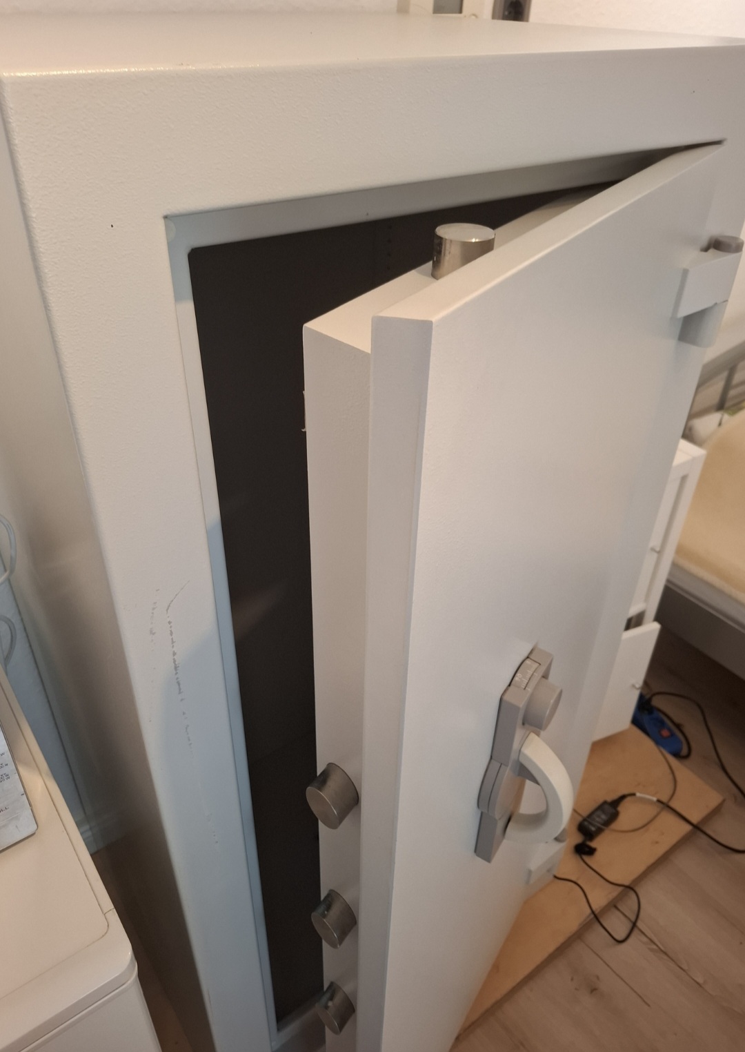 Geschäft: Düsseldorf Tresoröffnung durch Tresoröffnung Breuer 24/7 Service ✅️☎️ 0176/31290021 

So sieht es aus wenn Tresoröffnung Breuer den Tresor öffnet.Sie können Ihren Tresor weiterverwenden und sparen sich viel Lärm,Schmutz,Entäuschung und Nerven!
Tresoröffnung Breuer hat den Kunden in Düsseldorf gerne in einer Notsituation geholfen den Safe beschädigungsfrei zu öffnen!
Vielen Dank für Ihr Vertrauen in TresoröffnungBreuer!🤓

www.tresoroeffnung-breuer.de 

Düsseldorf safe opening by Tresoröffnung Breuer 24/7 Service ✅️☎️ 0176/31290021

This is what it looks like when Tresoröffnung Breuer opens the safe. You can continue using your safe and save yourself a lot of noise, mess, disappointment, and stress!
Tresoröffnung Breuer has been happy to help customers in Düsseldorf open their safes without causing any damage in an emergency!
Thank you for your trust in Tresoröffnung Breuer🤓

www.tresoroeffnung-breuer.de

#tresoröffnung #datenschrank #tresorservice
#safe #tresor #sicherheit #düsseldorf #tresoröffnungbreuer #247 - Tresoröffnung Breuer