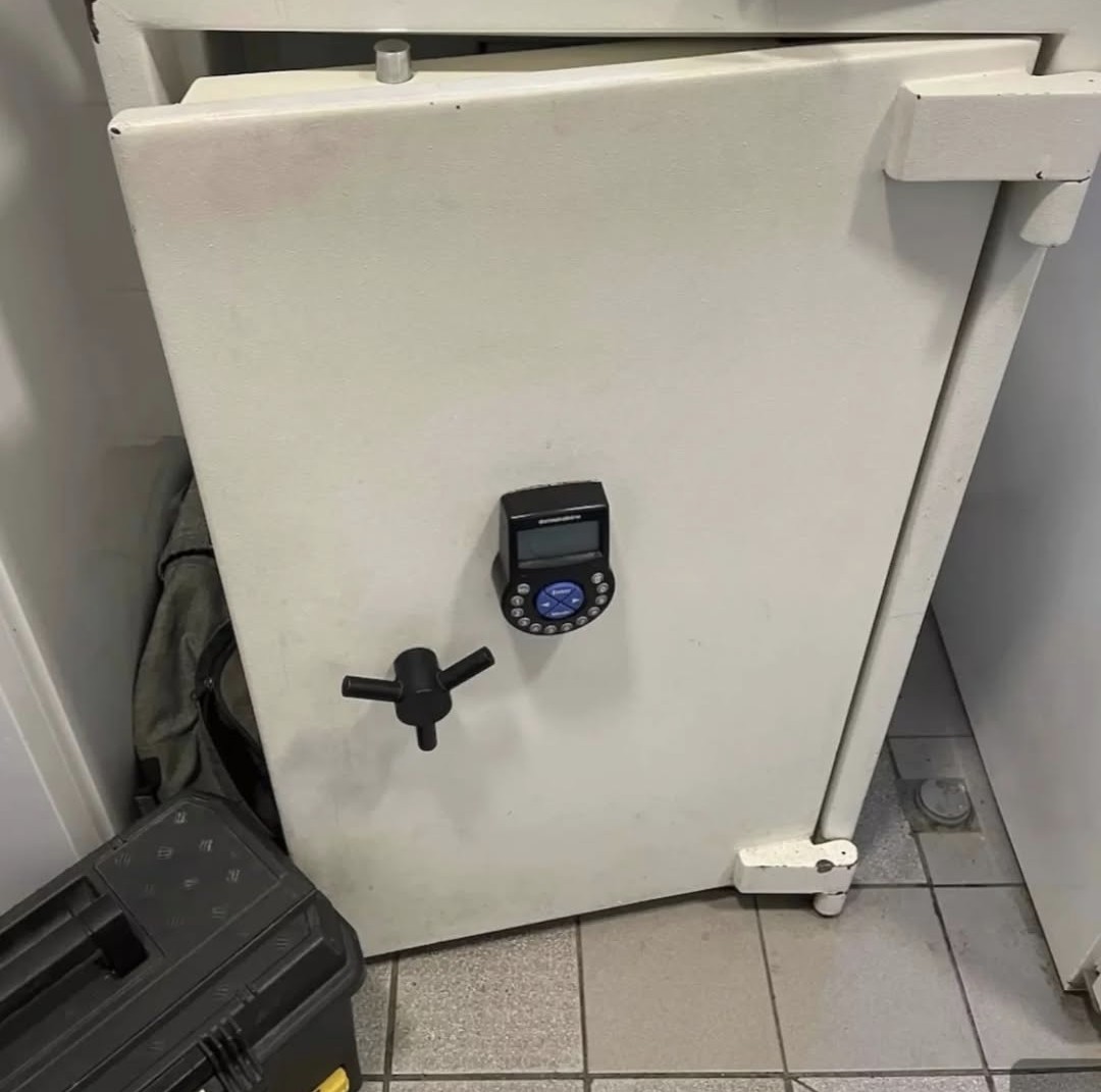 Geschäft: Tresoröffnung Breuer Düsseldorf 

Auch hier konnte der Tresor zerstörungsfrei in Düsseldorf geöffnet werden.Der zufriedene Kunde muss den Tresor nicht entsorgen da Tresoröffnung Breuer den Tresor beschädigungsfrei öffnen konnte.Das spart teure Entsorgungskosten sowie Neuanschaffungskosten und sehr viel Stress und Nerven.
Tresoröffnung Breuer ist die kluge Wahl wenn es bei Fragen rund um den Tresor geht.🤓👉🗄

www.tresoroeffnung-breuer.de
info@tresoroeffnung-breuer.de 

Tresoröffnung Breuer Düsseldorf

Here, too, the safe was opened non-destructively in Düsseldorf. The satisfied customer doesn't have to dispose of the safe, as Tresoröffnung Breuer was able to open it without causing any damage. This saves expensive disposal costs, the cost of replacing the safe, and a lot of stress and frustration.
Tresoröffnung Breuer is the smart choice when it comes to safe-related questions.🤓👉🗄

www.tresoroeffnung-breuer.de
info@tresoroeffnung-breuer.de 

#tresoröffnung 
#safe
#tresor
#tresorservice
#düsseldorf
#tresoröffnungbreuer - Tresoröffnung Breuer