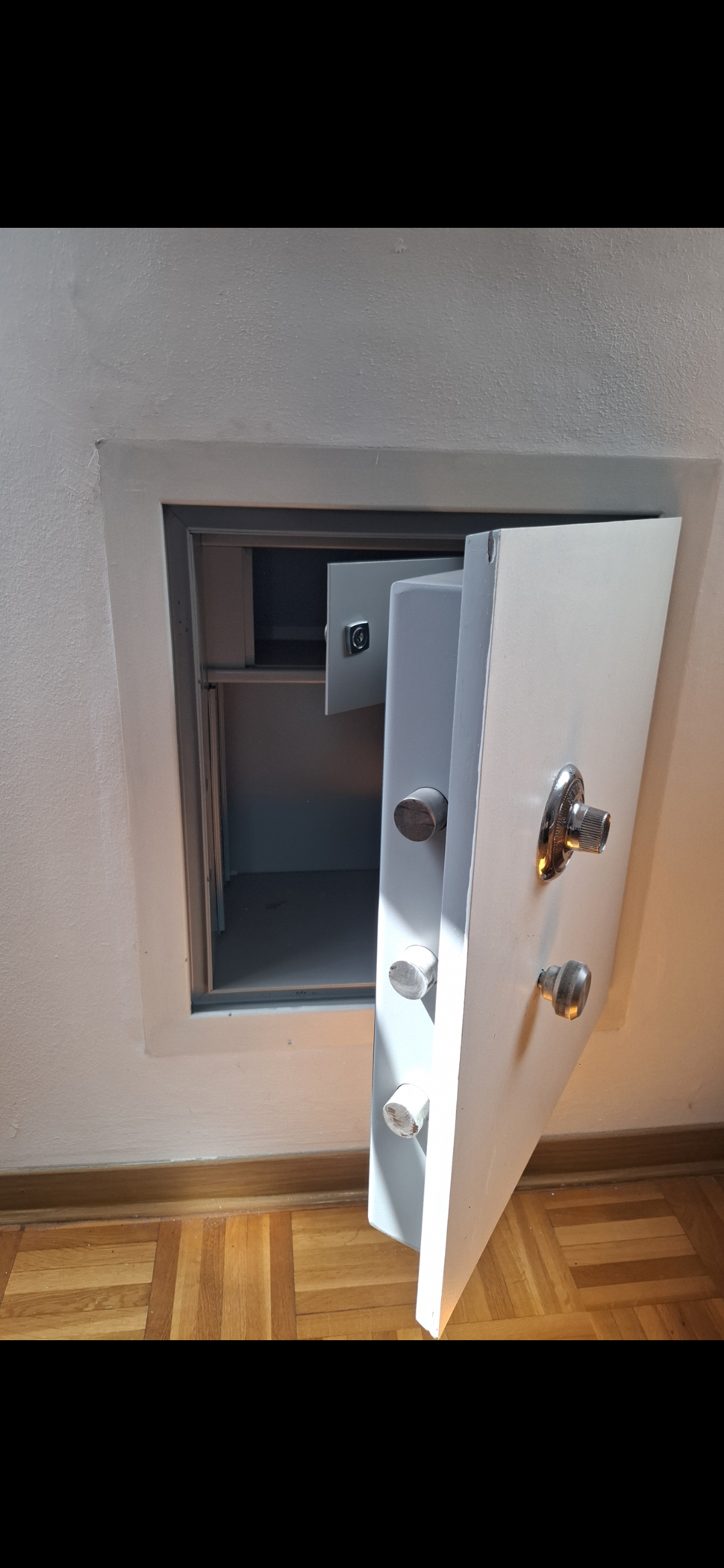 Geschäft: Tresoröffnung in Bonn durch Tresoröffnung Breuer  24/7 Service ✅️☎️ 
Tresoröffnung ohne Zerstörung - welche Anbieter sind spezialisiert?

Tresoröffnung Breuer  öffnet ihren Wandtresor auf professionelle Art und Weise sodass Sie diesen auch weiterverwenden können. Lassen Sie Ihren Wandtresor auf keinen Fall durch eine Flex öffnen, weil durch den Funkenflug der Inhalt des Tresors zerstört wird sowie der Öffnungsversuch mit der Flex in der Regel nicht erfolgreich ist und die Mechanik des Tresors dermaßen beschädigt wird das dies die Kosten der Tresoröffnung erheblich erhöht.
Kontaktieren Sie Tresoröffnung Breuer wenn Sie Probleme mit ihren Tresor haben.

www.tresoroeffnung-breuer.de 

Safeopening in Bonn by Tresoröffnung Breuer  24/7 Service ✅️☎️ 
Safe opening without destruction - which providers specialize in this?

Tresoröffnung Breuer opens your wall safe professionally so you can continue using it. Never have your wall safe opened with a grinder, as flying sparks will destroy the safe's contents, and attempts to open it with a grinder are usually unsuccessful, damaging the safe's mechanics to such an extent that the cost of opening the safe significantly increases.

Contact us if you have any problems with your safe.

www.tresoroeffnung-breuer.de 

#tresoröffnung #safe #tresor #bonn  #Tresorservice #nrw #tresoröffnungbreuer #247service - Tresoröffnung Breuer