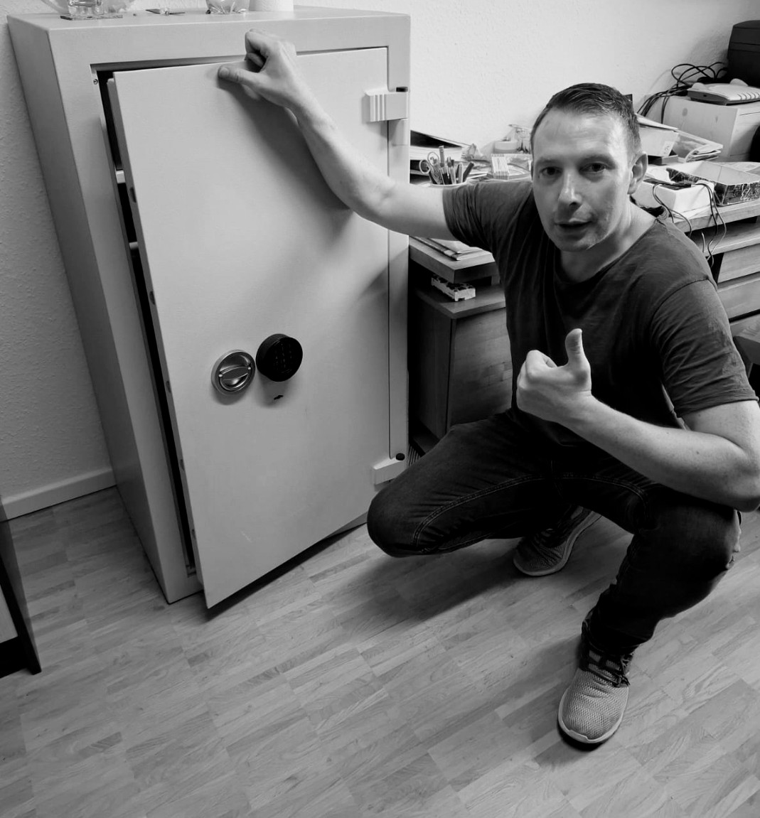 Geschäft: Tresoröffnung in Köln eines Tresors mit redundanten Tresorschloß durch Tresoröffnung Breuer ✅️ 

Tresoröffnung Breuer konnte auch diesen Tresor in Köln beschädigungsfrei öffnen welcher ein redundantes Tresorschloß hatte.Wenden Sie sich unbedingt an einen Experten wenn es um die Tresoröffnung geht damit keine zusätzlichen Sicherheitssysteme ausgelöst werden welche die Tresoröffnung auch für Profis erheblich erschweren.

Ein redundantes Tresorschloss ist ein Sicherheitssystem, das mehrere unabhängige Funktionen zur Öffnung des Tresors bietet, um die Betriebssicherheit und Zuverlässigkeit zu gewährleisten. Diese Redundanz kann mechanisch sein, z. B. durch einen Notschlüssel, der das Schloss bei Ausfall der Elektronik öffnet, oder elektronisch, bei der zwei separate Antriebssysteme und Platinen vorhanden sind, um den Ausfall eines Systems zu kompensieren. 

Arten der Redundanz

Mechanische Redundanz:

Bietet eine alternative Öffnungsmethode, z. B. einen Notschlüssel oder eine mechanische Code-Einstellung, die bei Ausfall der Elektronik genutzt werden kann. 

Elektronische Redundanz:

Verwendet ein zweifaches System mit zwei Motoren, zwei elektronischen Platinen und einem BUS-Kabelsystem. 

Ein aktives System bearbeitet Anfragen, während das andere im Standby ist und im Fehlerfall die Aufgaben übernimmt. 

Kombinierte Redundanz:

Vereint sowohl die mechanische als auch die elektronische Redundanz in einem System, um ein Höchstmaß an Sicherheit und Zuverlässigkeit zu bieten. 

www.tresoroeffnung-breuer.de 

Safe opening in Cologne of a safe with a redundant safe lock by Tresoröffnung Breuer

Tresoröffnung Breuer was also able to open the safe in Cologne, which had a redundant safe lock, without causing any damage. Be sure to contact an expert when opening your safe

A redundant safe lock is a security system that offers multiple independent functions for opening the safe to ensure operational safety and reliability. 

Types of Redundancy

Mechanical Redundancy:
Provides an alternative opening method, e.g., an emergency key or a mechanical code setting that can be used in the event of an electronic fail.

#tresoröffnung
#tresorservice 
#köln 
#safe
#tresoröffnungbreuer - Tresoröffnung Breuer