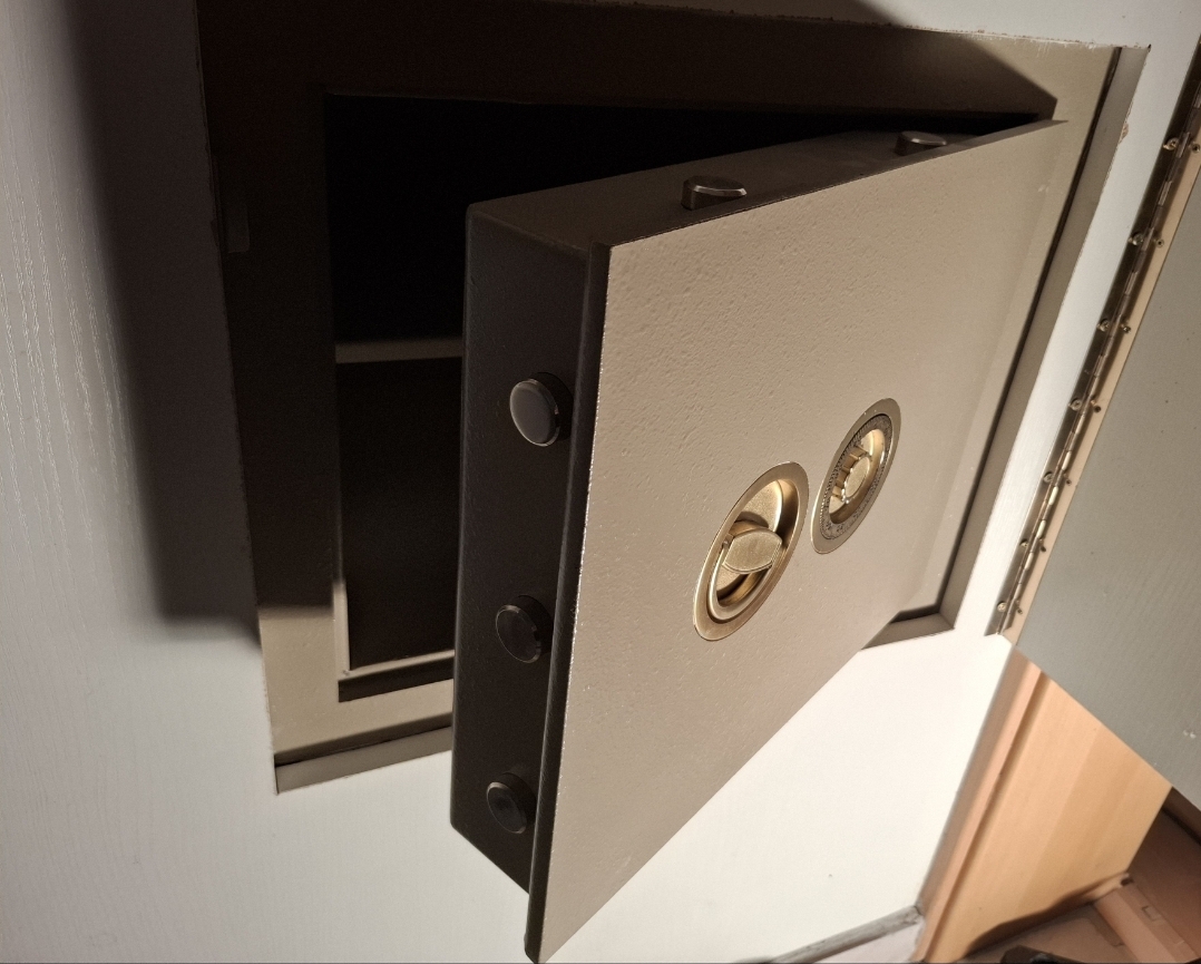 Geschäft: Tresoröffnung Breuer öffnet Ihren Wandtresor in Bonn auf professionelle Art und Weise sodass Sie diesen auch weiterverwenden können. 
24/7 Service ✅️☎️
Lassen Sie Ihren Tresor auf keinen Fall durch eine Flex öffnen, weil durch den Funkenflug der Inhalt des Tresors zerstört wird sowie der Öffnungsversuch mit der Flex in der Regel nicht erfolgreich ist und die Mechanik des Tresors dermaßen beschädigt wird das dies die Kosten der Tresoröffnung erheblich erhöht.Auch diesen Wandtresor konnten wir beschädigungsfrei in Bonn öffnen.
Kontaktieren Sie Tresoröffnung Breuer wenn Sie Probleme mit ihren Tresor haben.
24/7 Service in Bonn für die Tresoröffnung durch Tresoröffnung Breuer 👍🗄

www.tresoroeffnung-breuer.de 

Tresoröffnung Breuer will professionally open your wall safe in Bonn so you can continue using it. 
24/7 Service ☎️✅️
Never have your wall safe opened with an angle grinder, as flying sparks will destroy the safe's contents, and attempts to open it with an angle grinder are usually unsuccessful, damaging the safe's mechanics to such an extent that this significantly increases the cost of opening the safe. We were also able to open this wall safe in Bonn without causing any damage. 
Contact Tresoröffnung Breuer if you have any problems with your safe. 
24/7 Service in Bonn for safe opening by Tresoröffnung Breuer 👍🗄

www.tresoroeffnung-breuer.de

#tresoröffnung #tresor #tresorservice #bonn #safe #tresoröffnungbreuer - Tresoröffnung Breuer