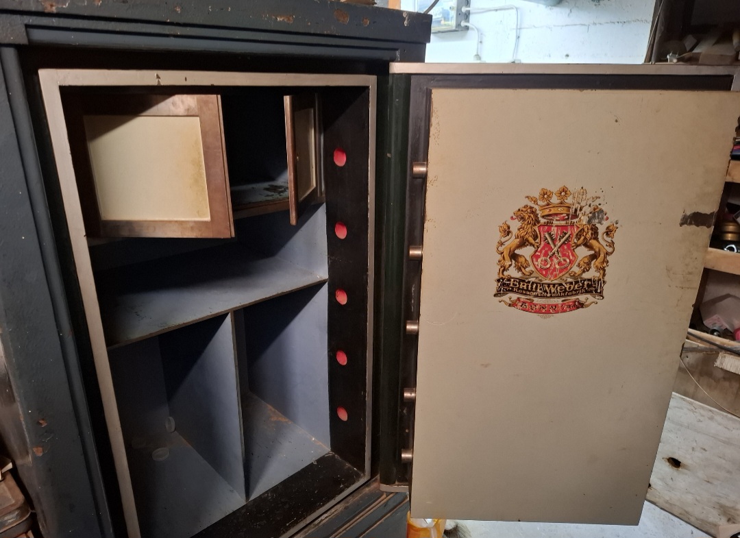 Geschäft: Tresorprobleme?Tresorschlüssel verloren?Code des Tresors vergessen?Kein Problem ✅️👍
Tresoröffnung Breuer ist Ihr zuverlässiger Ansprechpartner wenn es um die fachmännische Tresoröffnung geht.Der zufriedene Kunde aus Bonn kann seinen Antik-Tresor auch nach der Tresoröffnung weiterhin benutzen.
Tresoröffnung Notdienst rund um die Uhr verfügbar?Tresoröffnung Breuer ist gerne für Sie da. ⏰️✅️
Bei uns sind Sie in guten Händen.

Zerstörungsfreie Antik Tresoröffnung eines seltenen Emil Weber's Kassenschrankfabrik Tresors durch Tresoröffnung Breuer. 

www.tresoroeffnung-breuer.de 

Safe problems? Lost your safe key? Forgot your safe code? No problem ✅️👍
Tresoröffnung Breuer is your reliable contact when it comes to professional safe opening.
Safe opening emergency service available around the clock? Tresoröffnung Breuer is happy to help. ⏰️✅️
You're in good hands with us.

Non-destructive antique safe opening of a rare Emil Weber's Kassenschrankfabrik safe by Tresoröffnung Breuer.

www.tresoroeffnung-breuer.de

Problème de coffre-fort ? Clé perdue ? Code oublié ? Aucun problème ! ✅️👍
Tresoröffnung Breuer, votre interlocuteur privilégié pour l'ouverture de coffres-forts professionnels.
Service d'urgence pour l'ouverture de coffres-forts disponible 24 h/24 ?Tresoröffnung Breuer se fera un plaisir de vous aider. ⏰️✅️
Avec nous, vous êtes entre de bonnes mains.

Ouverture non destructive d'un coffre-fort ancien rare de la Kassenschrankfabrik d'Emil Weber par Tresoröffnung Breuer.

www.tresoroeffnung-breuer.de

#tresoröffnung #safe #tresoröffnungbreuer

#tresor #tresorservice #bonn #tresorservice - Tresoröffnung Breuer