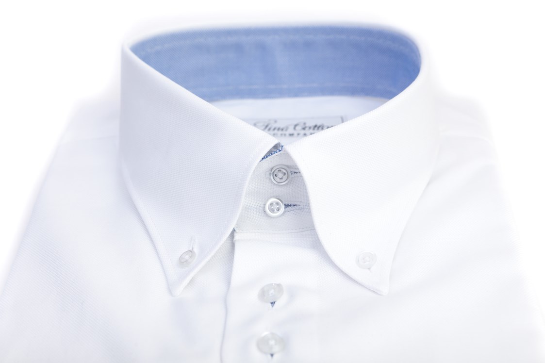 Geschäft: Weißes Maßhemd mit Button-Down-Kragen und blauem Kontraststoff - Fine Cotton Company