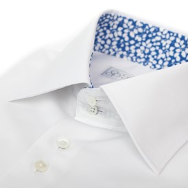 Geschäft: Weißes Maßhemd mit besonderen blauen Blumenmustern im Kragen - Fine Cotton Company