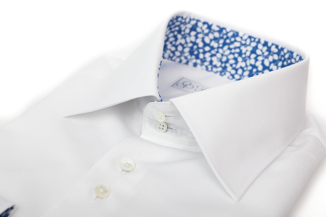 Geschäft: Weißes Maßhemd mit besonderen blauen Blumenmustern im Kragen - Fine Cotton Company