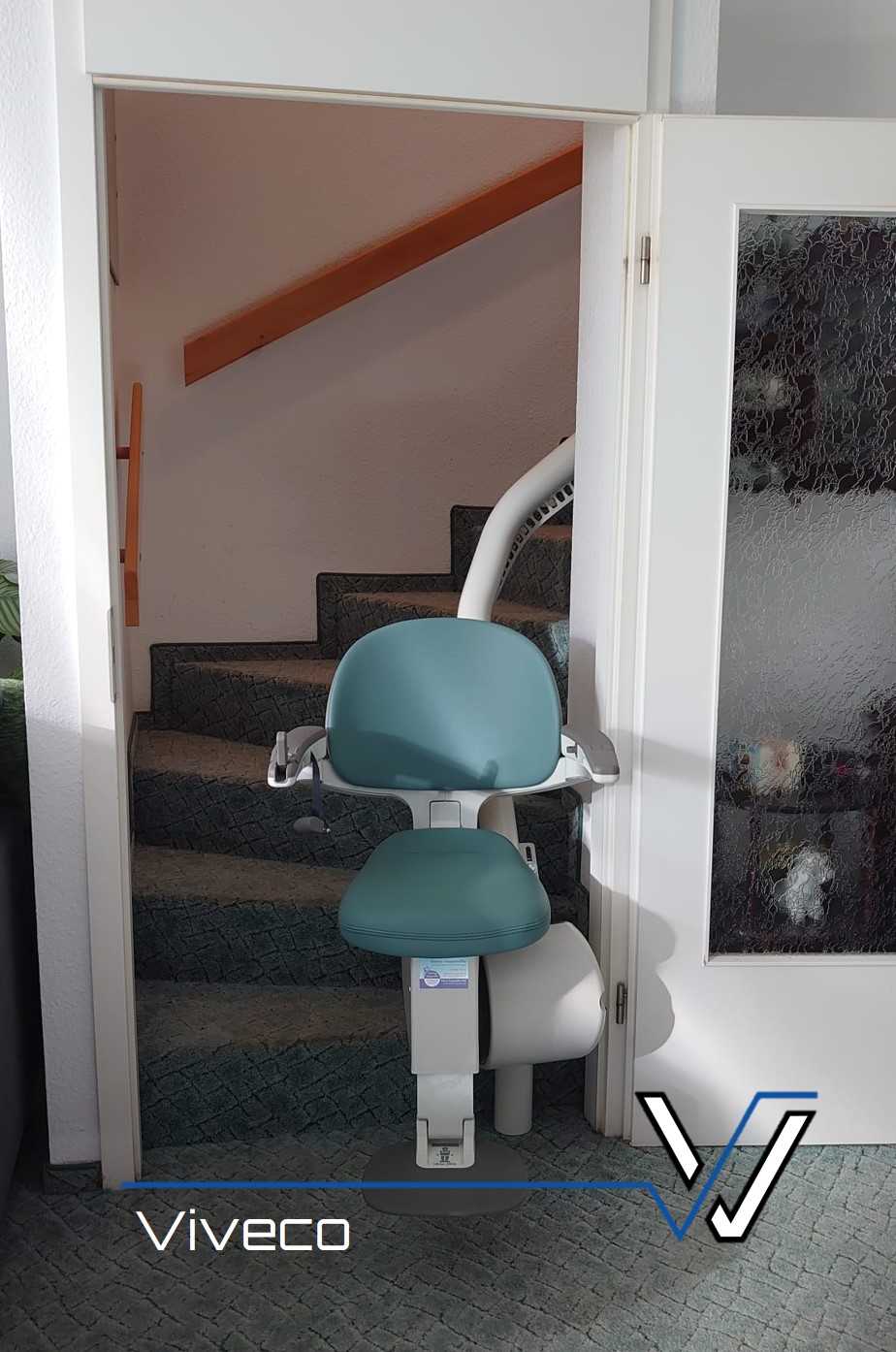 Lieferservice - bevorzugter Kontakt: per Telefon - Treppenlift Flow X mit Steilstart hinter der Tür - nur 11cm Platzbedarf. - Viveco Treppenlifte GbR