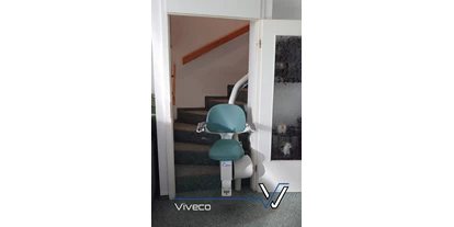 Lieferservice - Treppenlift Flow X mit Steilstart hinter der Tür - nur 11cm Platzbedarf. - Viveco Treppenlifte GbR