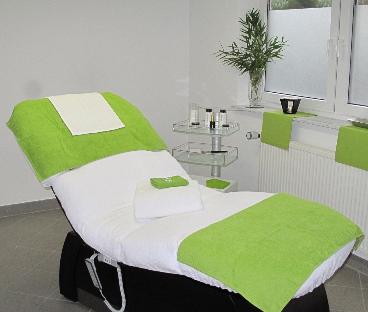 SkinLook - Exklusives Studio für dein Wohlbefinden verfügbare Produkte Regenerierende AntiAging Behandlung für Gesicht, Hals & Dekolette