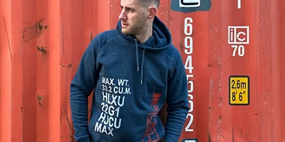 Lieferservice - Die Kollektion mit den Container-Codes umfasst T-Shirts, Hoodies, Taschen  - The Art of Hamburg - HAFEN ATELIERS GmbH
