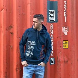 Geschäft: Die Kollektion mit den Container-Codes umfasst T-Shirts, Hoodies, Taschen  - The Art of Hamburg - HAFEN ATELIERS GmbH