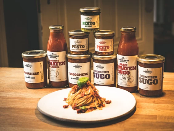 Geschäft: Frische Nudeln, hausgemachte Soßen und Menüboxen für zuhause. - Miera Feinkost, Restaurant & Wein