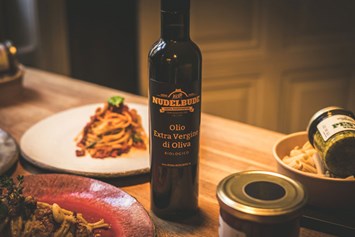 Geschäft: Bio Olivenöl aus Sizlien. - Miera Feinkost, Restaurant & Wein