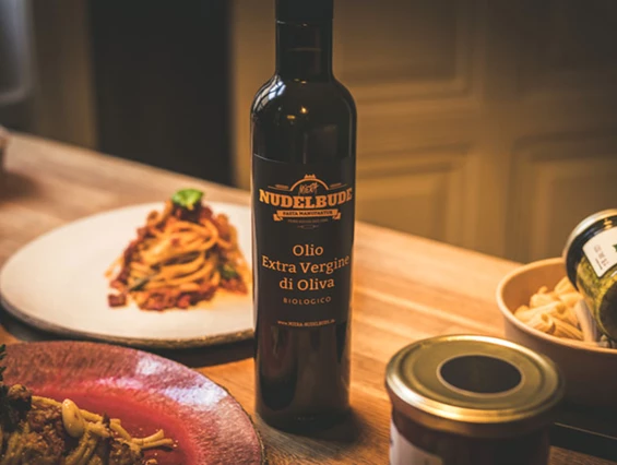 Geschäft: Bio Olivenöl aus Sizlien. - Miera Feinkost, Restaurant & Wein