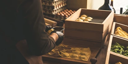 Lieferservice - In unserer Pasta Manufaktur: Bio Hartweizengries, Eier vom regionalen Bauernhof und echte Handarbeit. - Miera Feinkost, Restaurant & Wein
