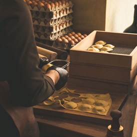 Geschäft: In unserer Pasta Manufaktur: Bio Hartweizengries, Eier vom regionalen Bauernhof und echte Handarbeit. - Miera Feinkost, Restaurant & Wein