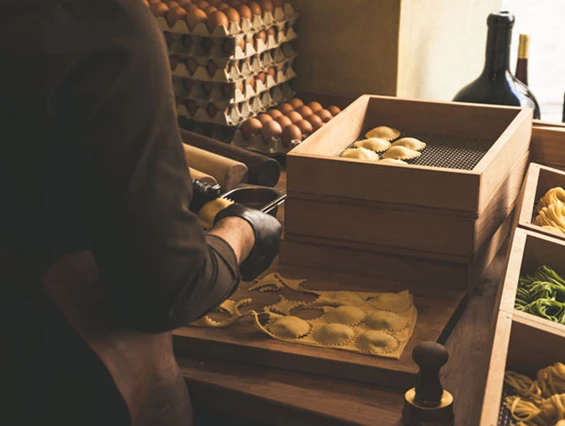 Geschäft: In unserer Pasta Manufaktur: Bio Hartweizengries, Eier vom regionalen Bauernhof und echte Handarbeit. - Miera Feinkost, Restaurant & Wein