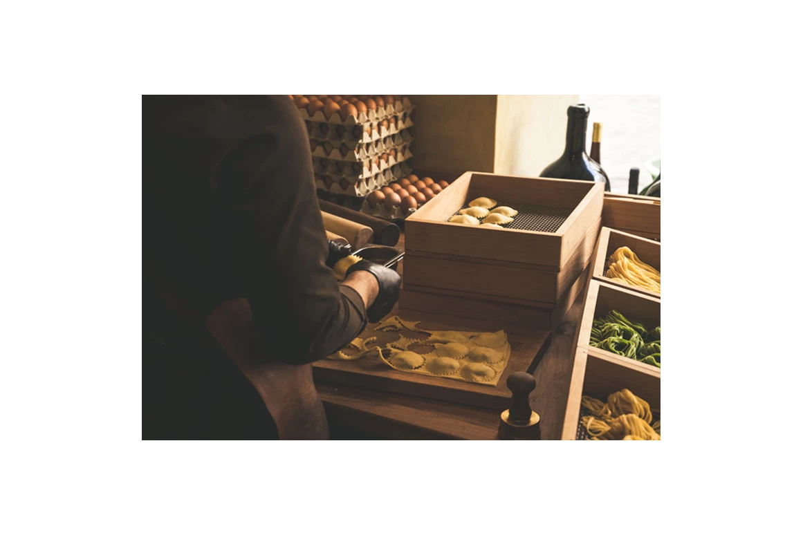 Geschäft: In unserer Pasta Manufaktur: Bio Hartweizengries, Eier vom regionalen Bauernhof und echte Handarbeit. - Miera Feinkost, Restaurant & Wein